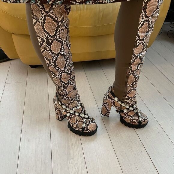 WILD DIVA SNAKESKIN MOTIF BOOTS.  NEW - Picture 2 of 9